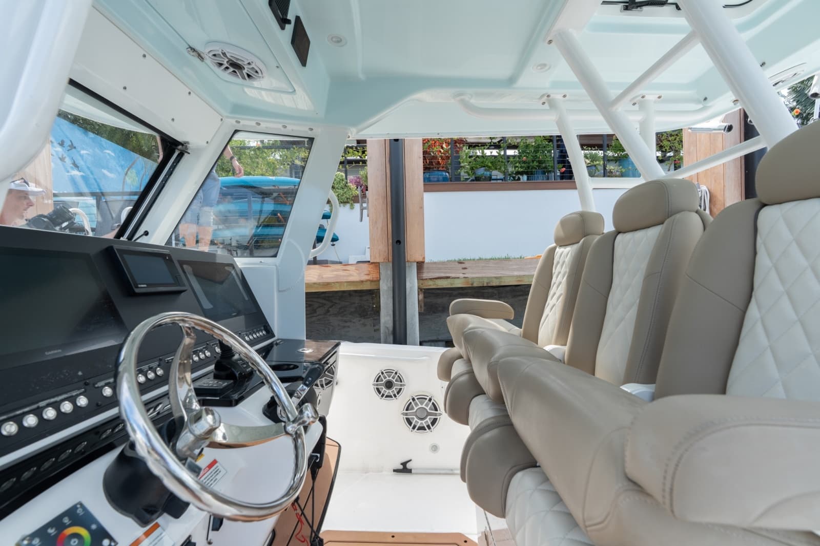 2020 Everglades 335 CC