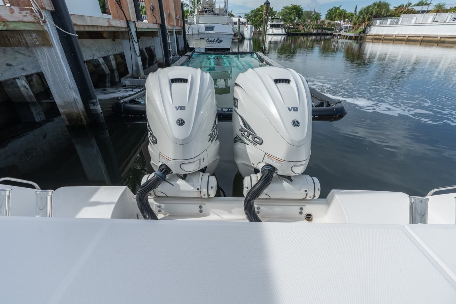 2020 Everglades 335 CC