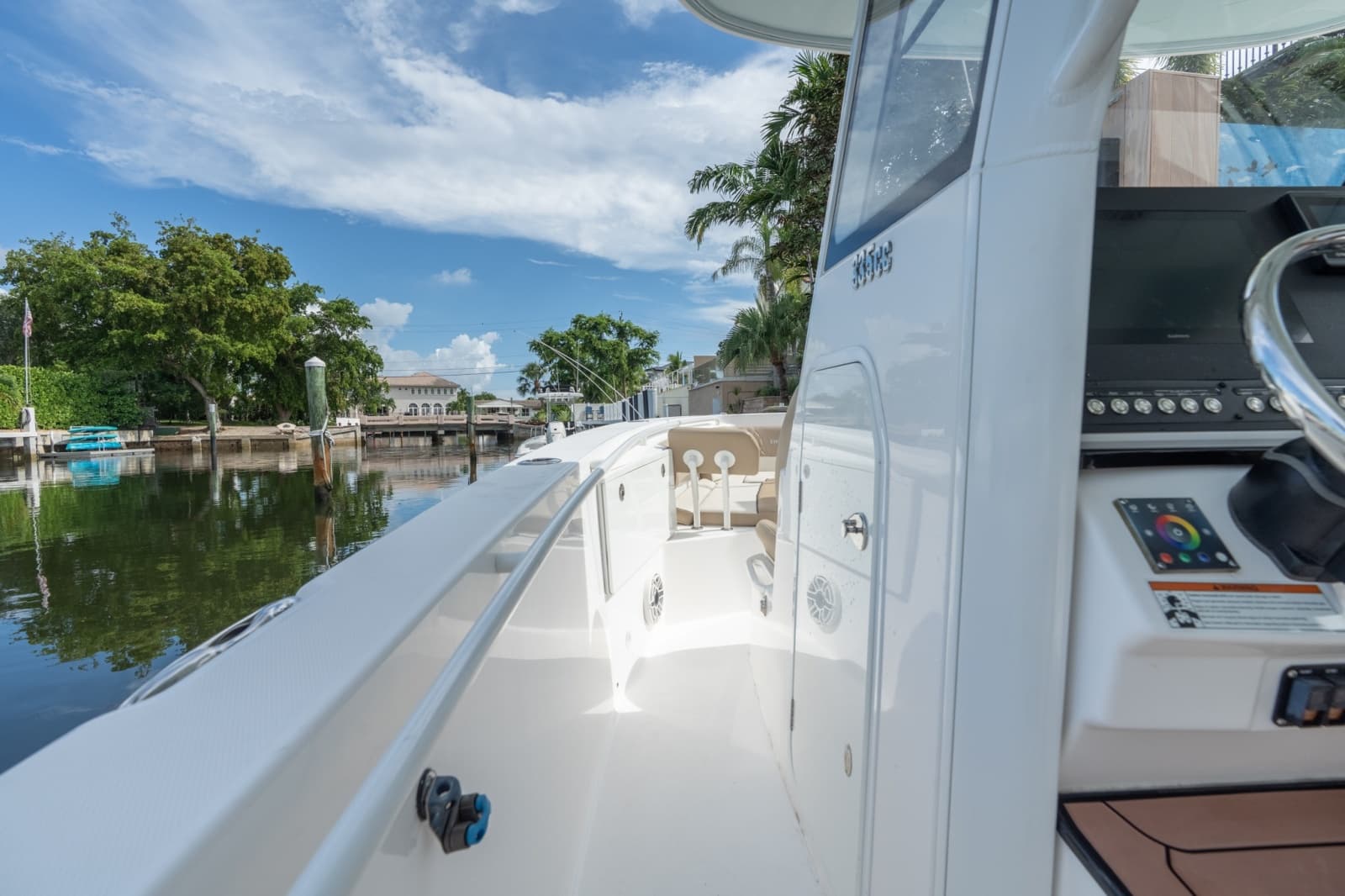 2020 Everglades 335 CC