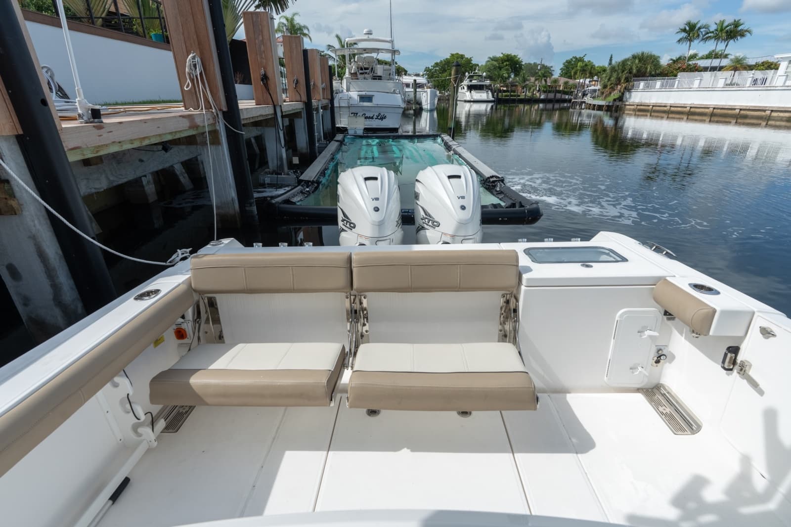 2020 Everglades 335 CC