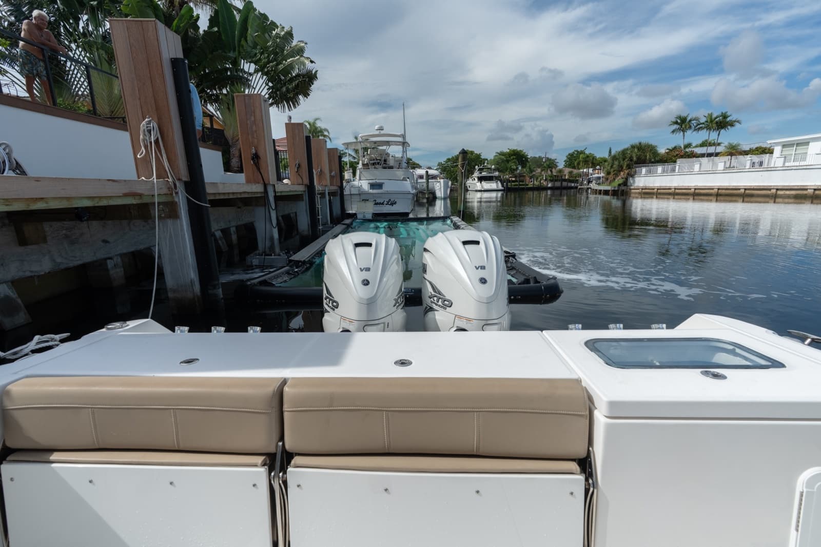 2020 Everglades 335 CC