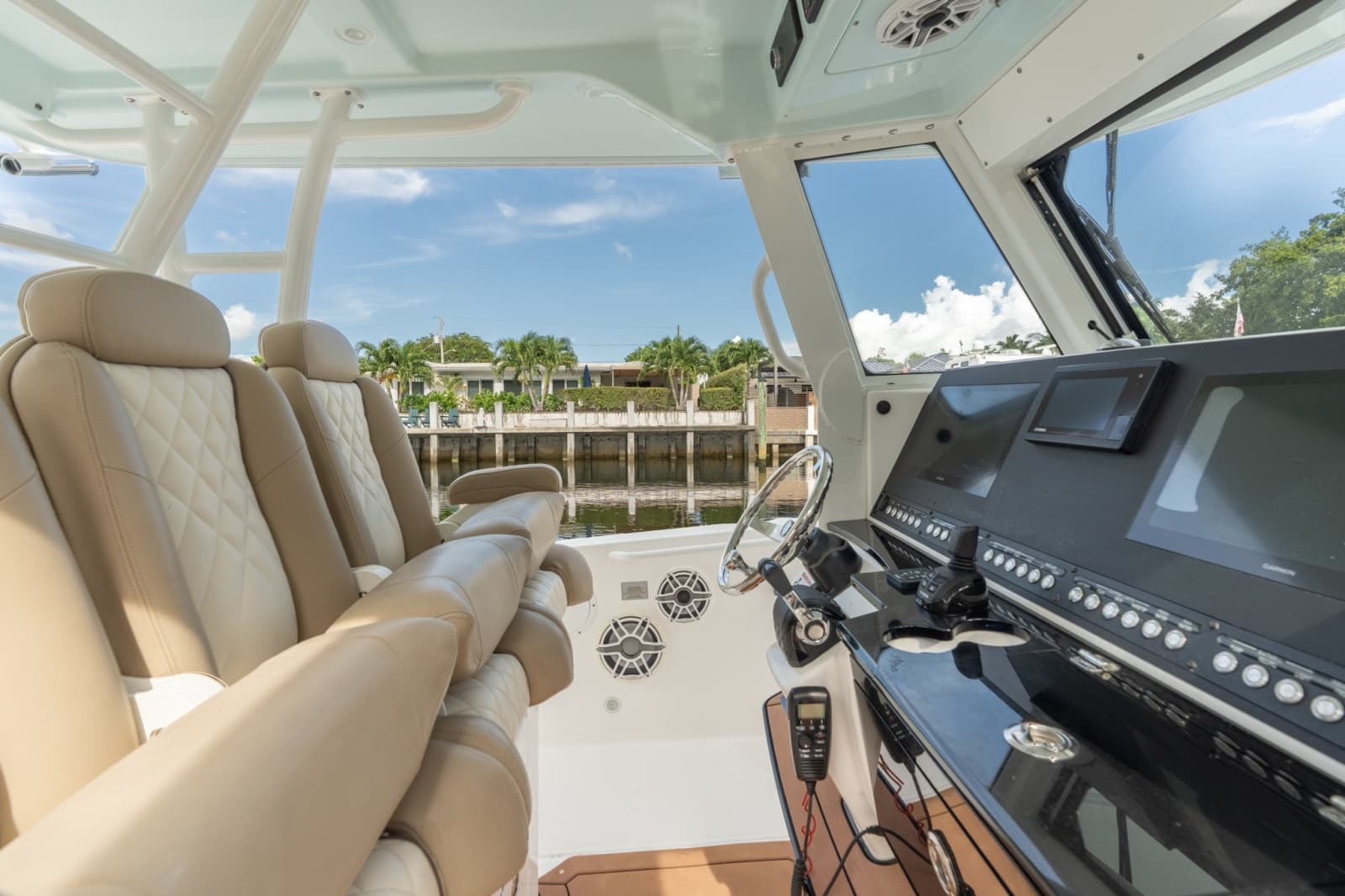 2020 Everglades 335 CC