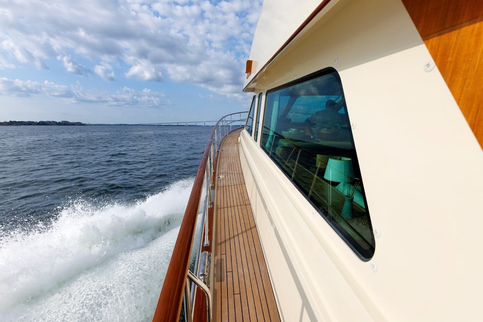 2016 Hunt Yachts 72 Flybridge