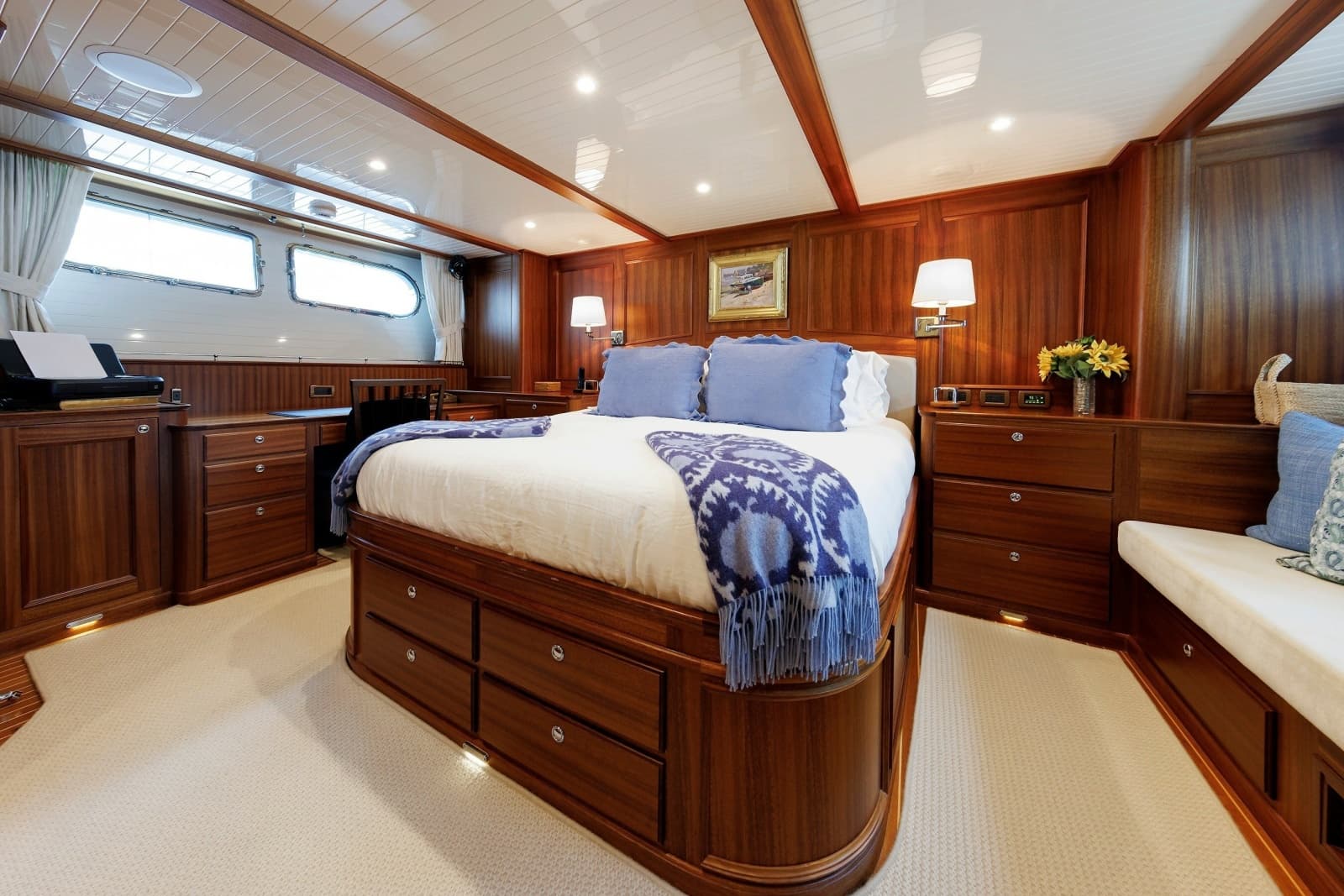 2016 Hunt Yachts 72 Flybridge