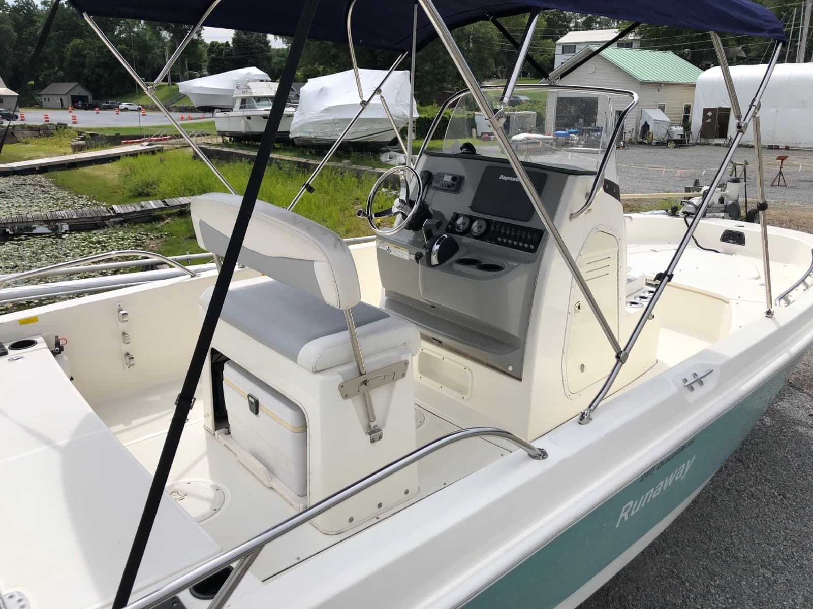 2015 Boston Whaler 210 Dauntless