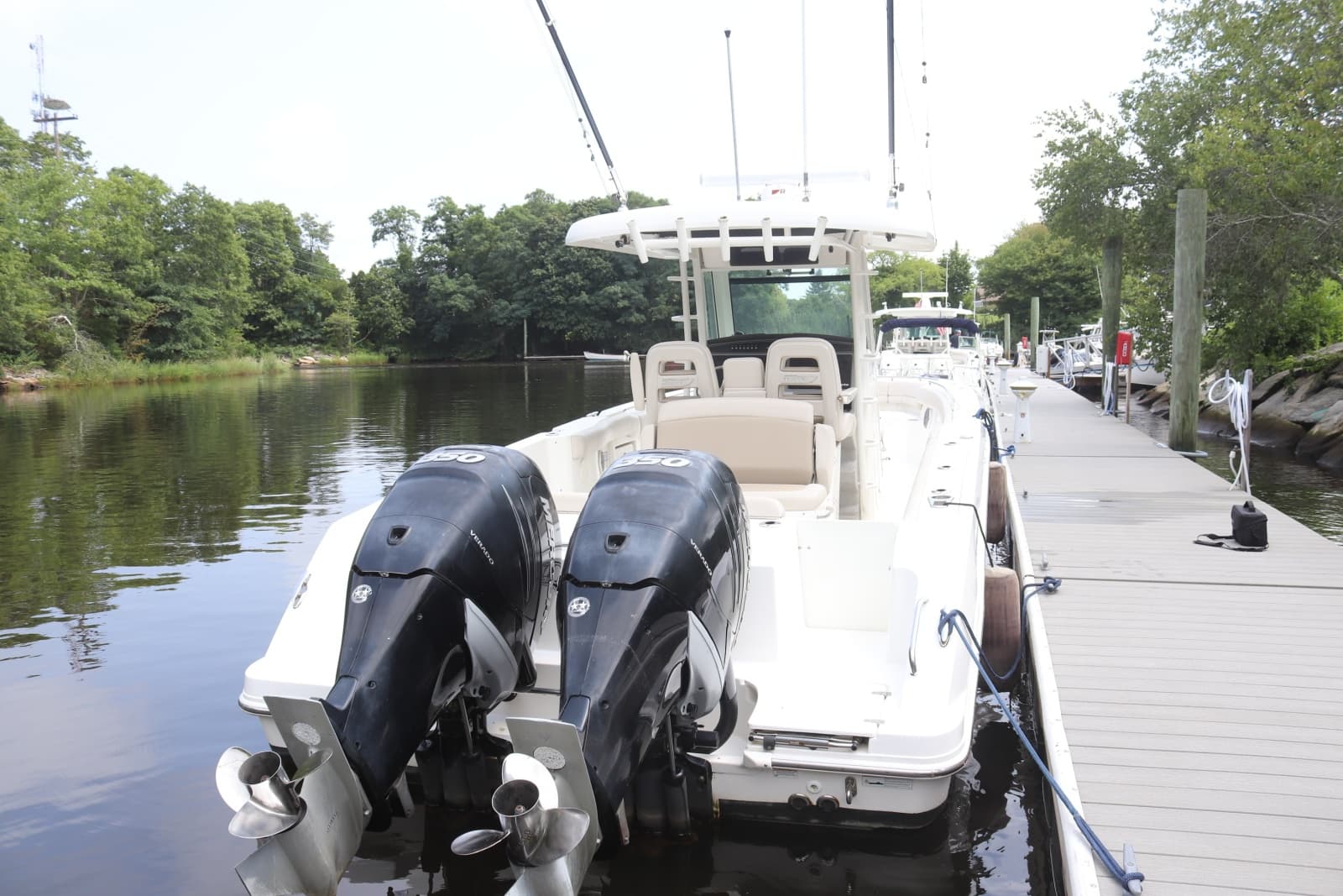 2017 Boston Whaler Outrage
