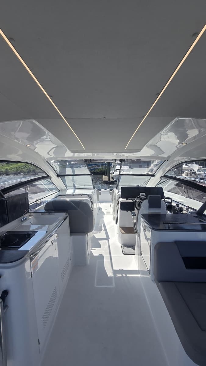 2025 Four Winns TH 36