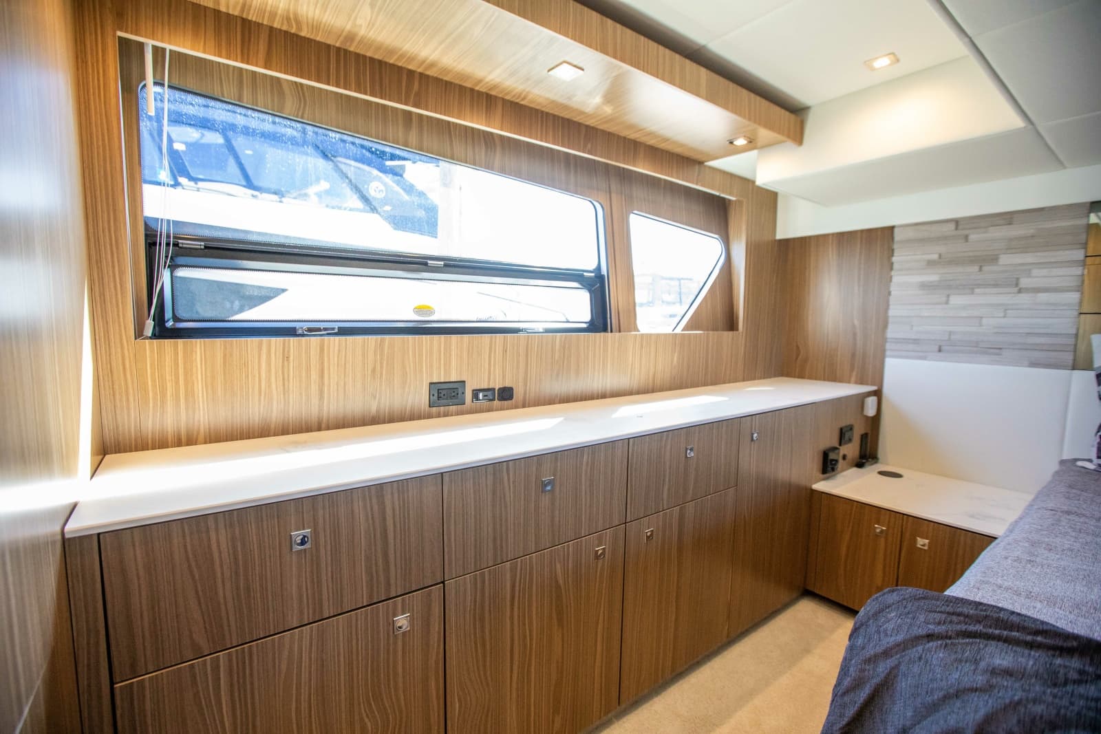 2024 Cruisers Yachts 50 Cantius