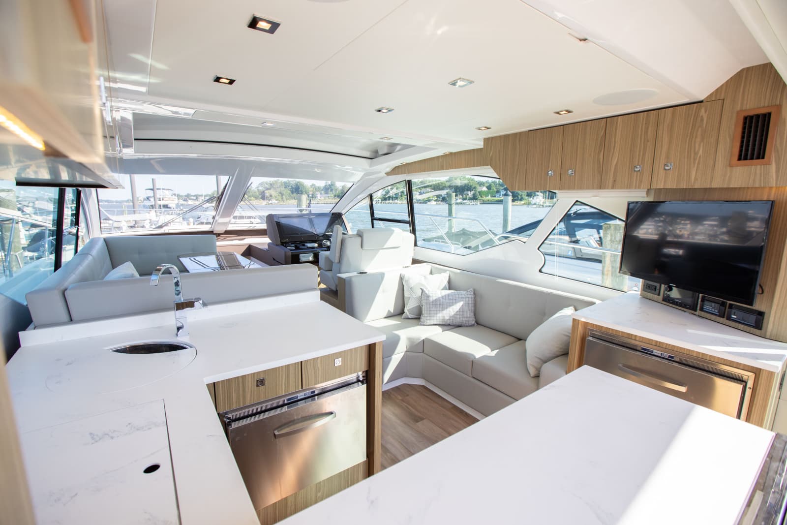 2024 Cruisers Yachts 50 Cantius