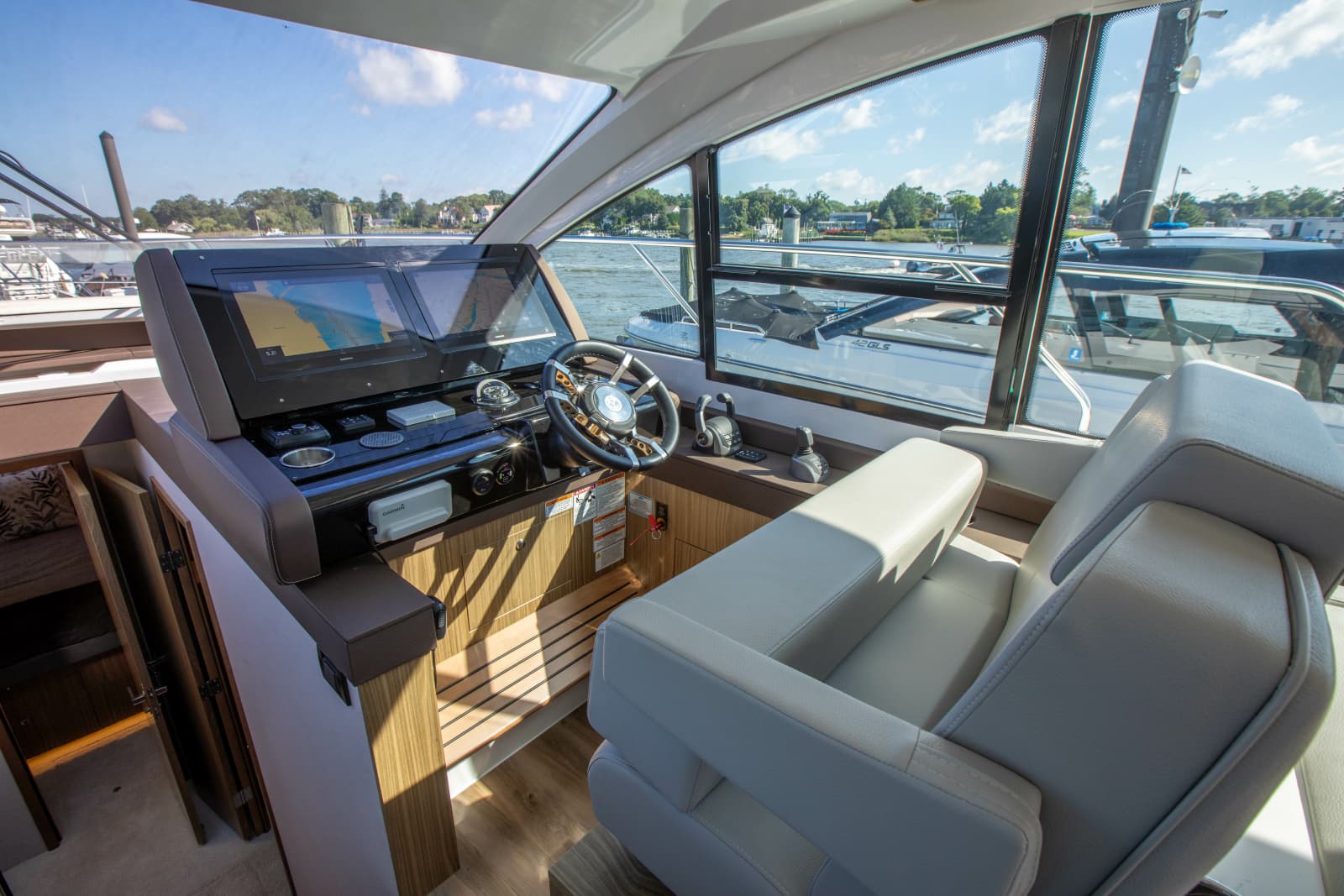 2024 Cruisers Yachts 50 Cantius