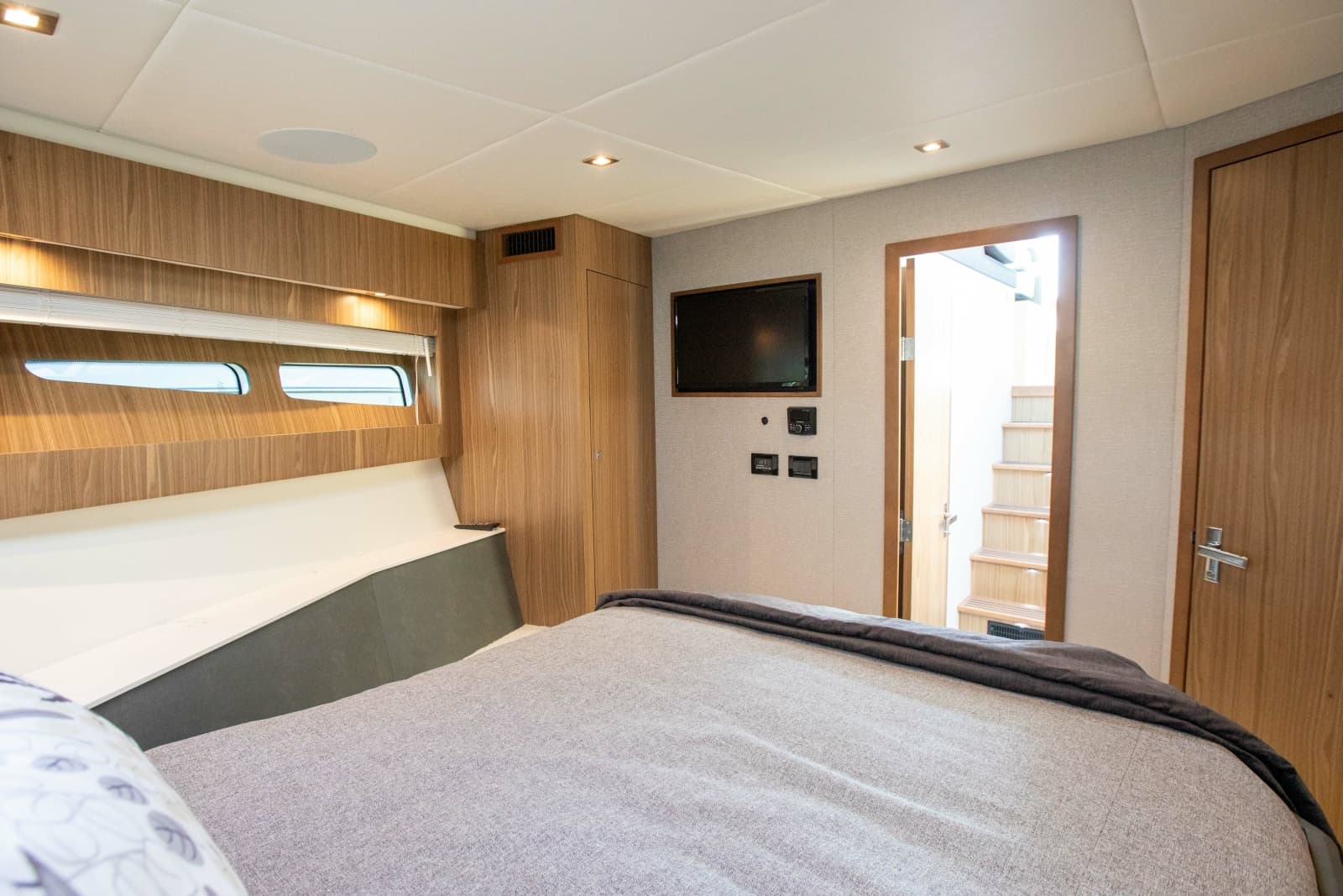 2024 Cruisers Yachts 50 Cantius
