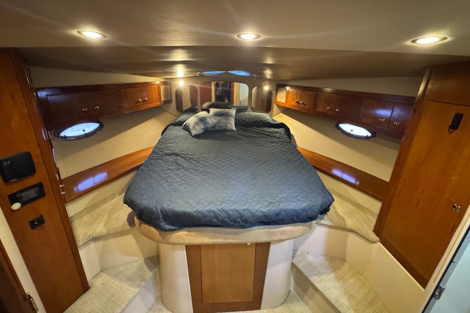 2003 Cruisers Yachts 3970 Express