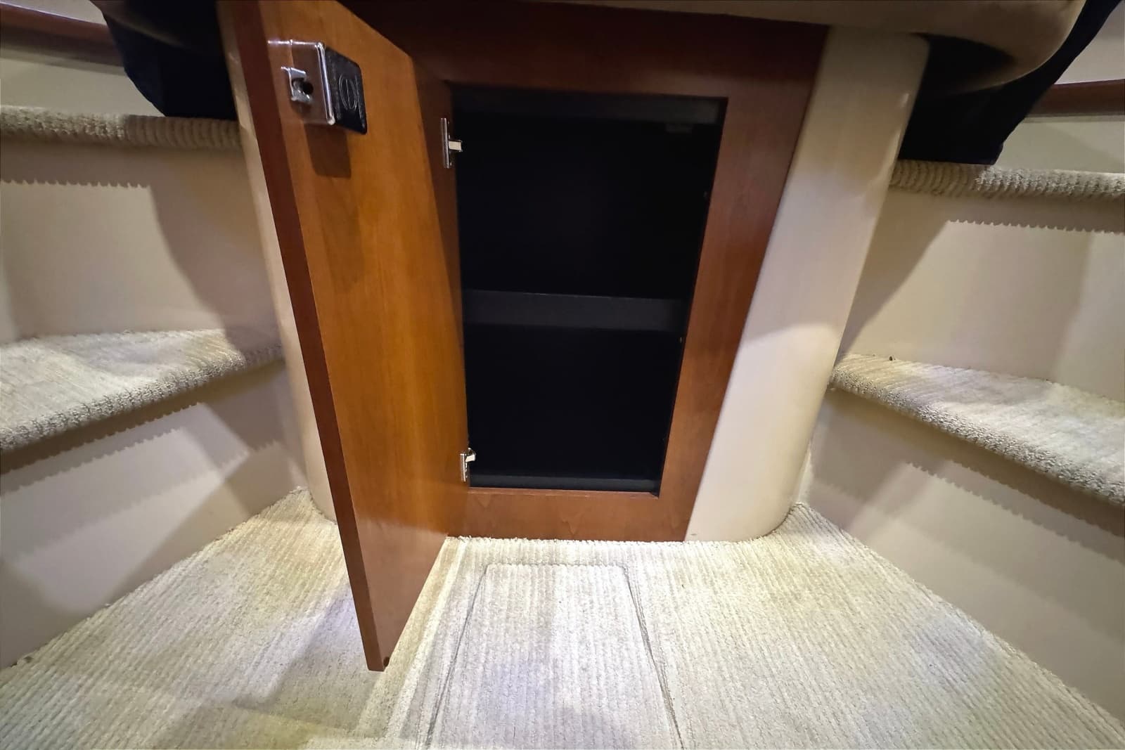 2003 Cruisers Yachts 3970 Express