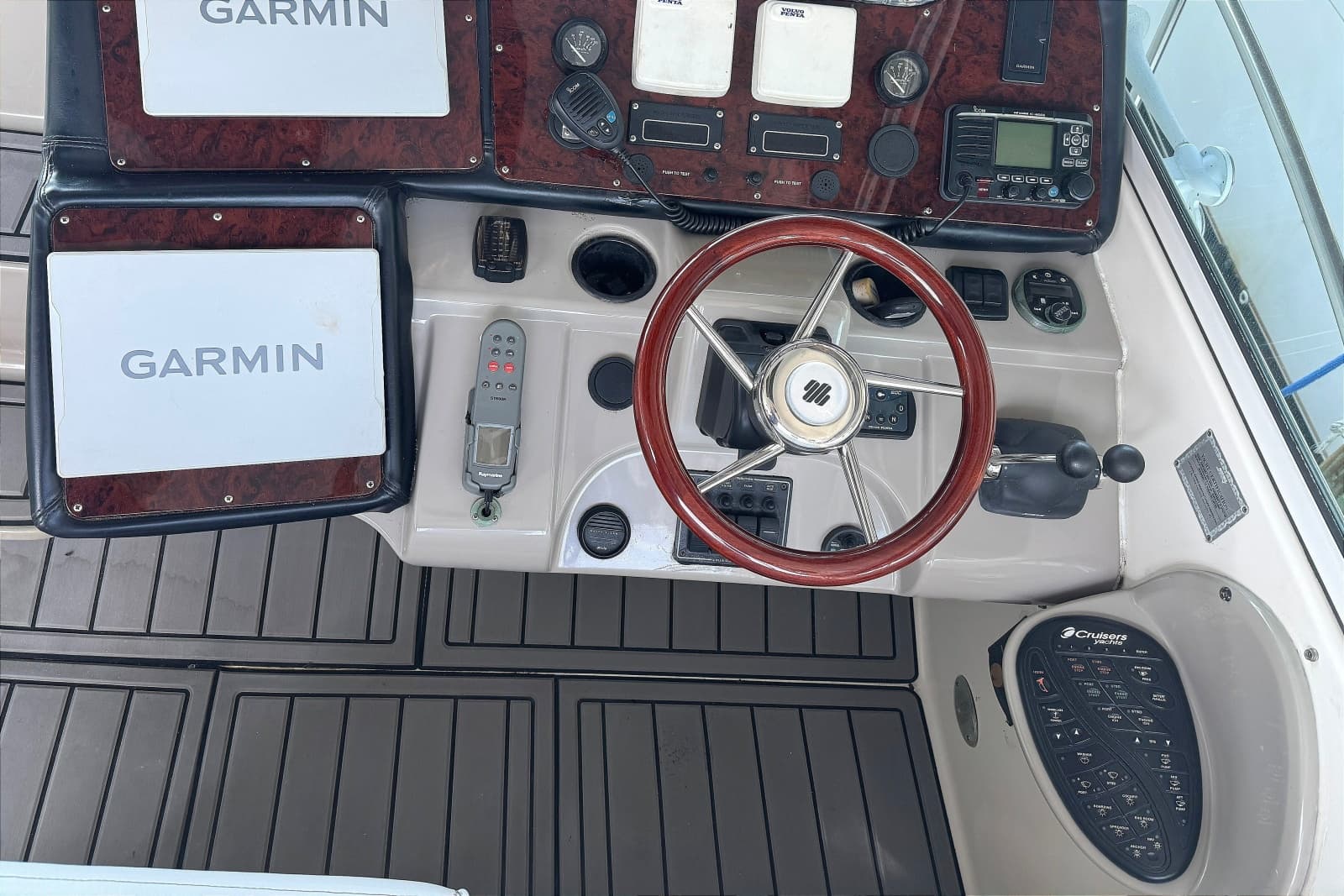 2003 Cruisers Yachts 3970 Express