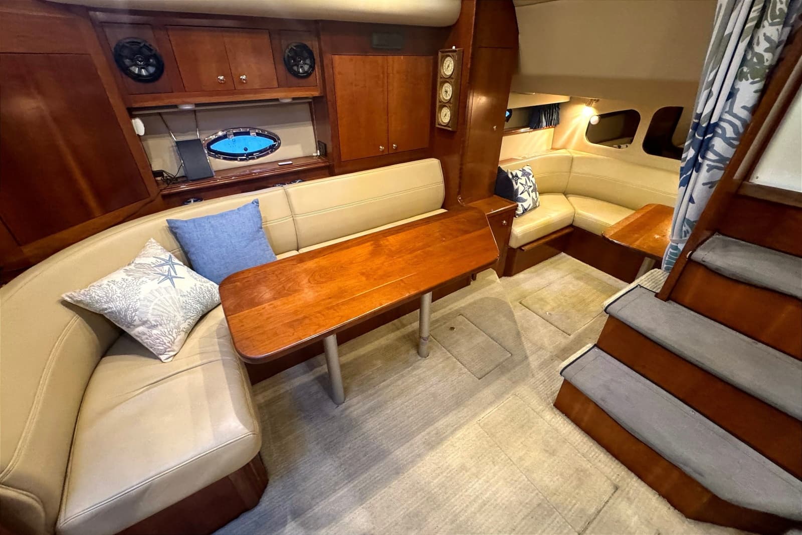 2003 Cruisers Yachts 3970 Express