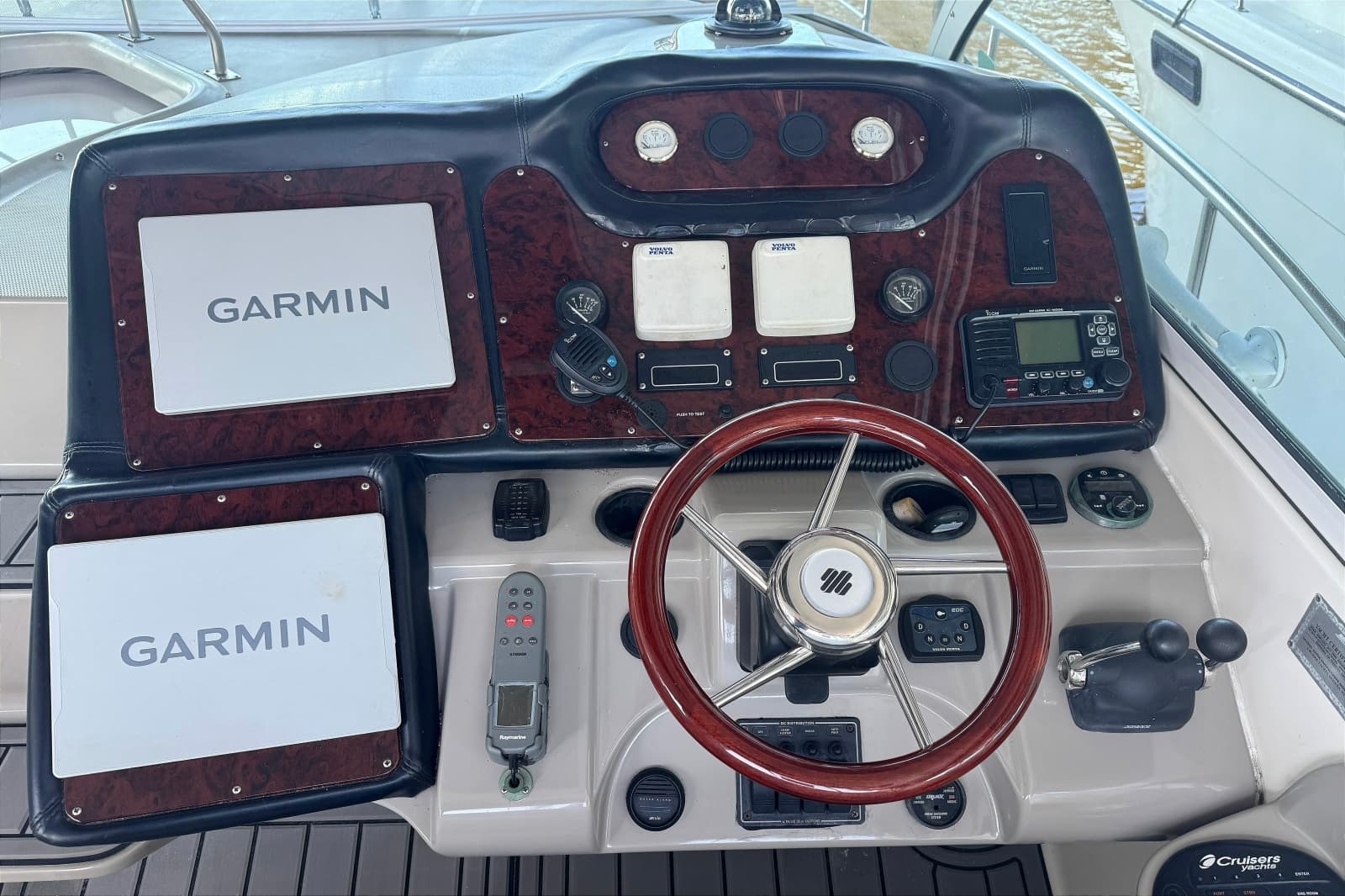 2003 Cruisers Yachts 3970 Express