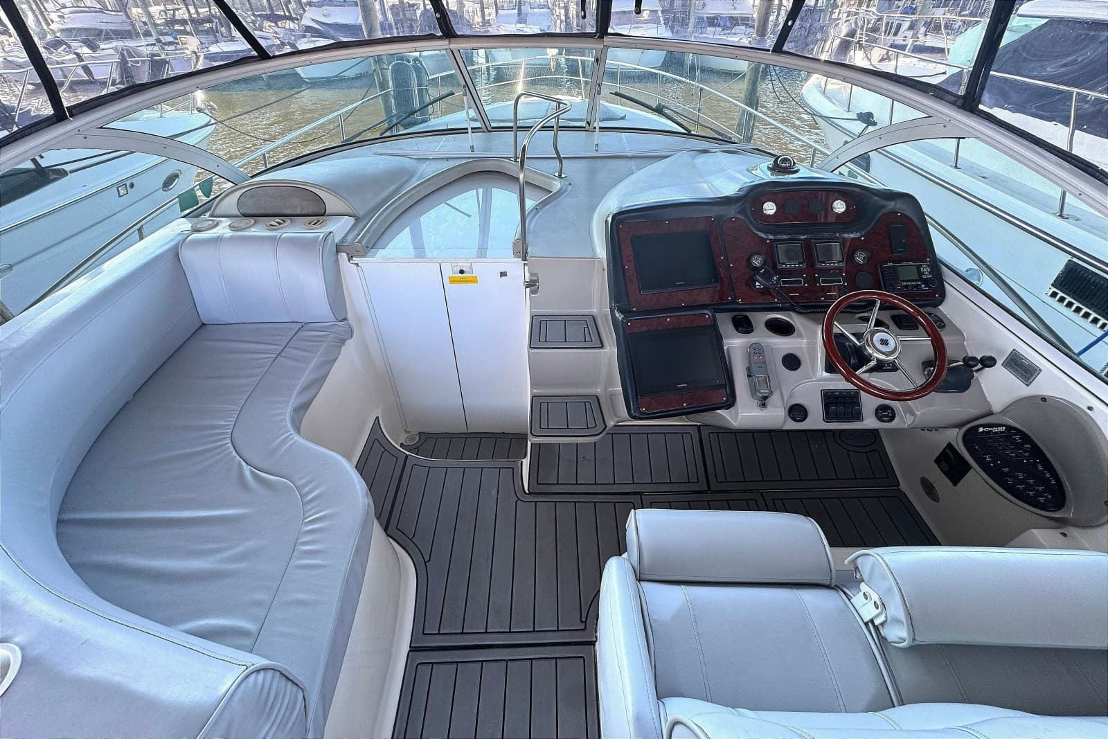2003 Cruisers Yachts 3970 Express