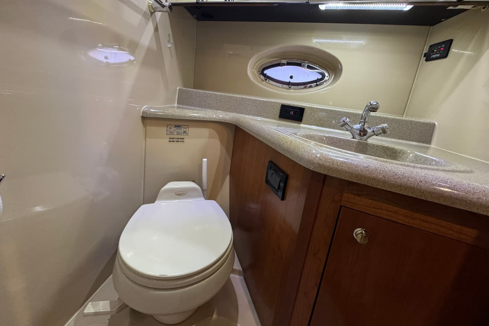 2003 Cruisers Yachts 3970 Express
