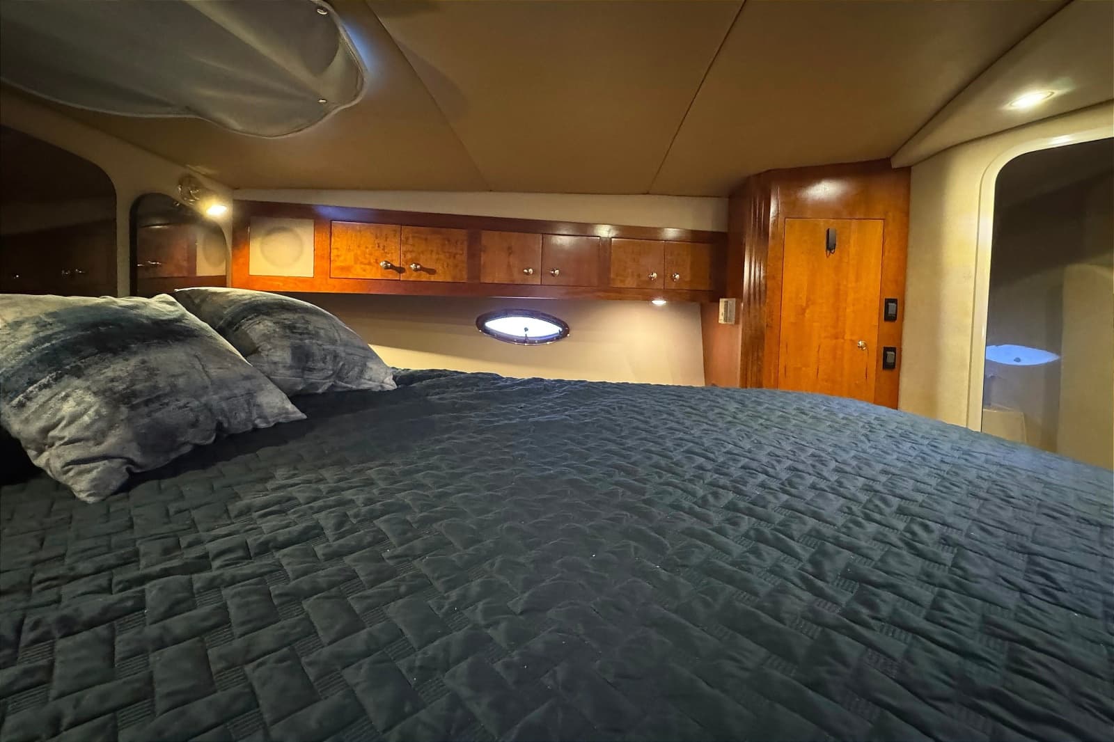 2003 Cruisers Yachts 3970 Express