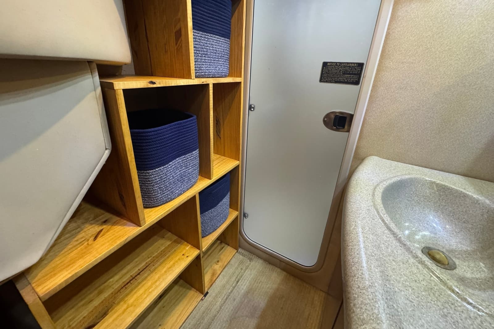 2003 Cruisers Yachts 3970 Express