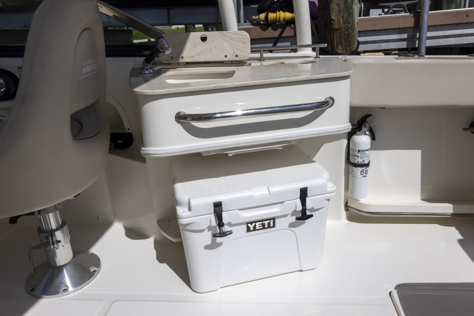 2016 Boston Whaler 230 VANTAGE