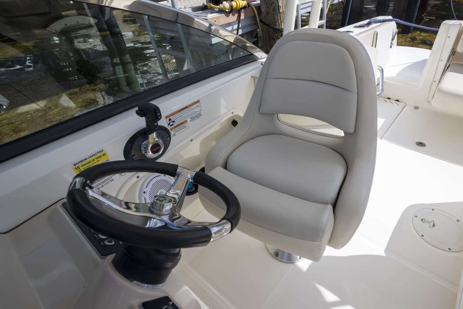 2016 Boston Whaler 230 VANTAGE