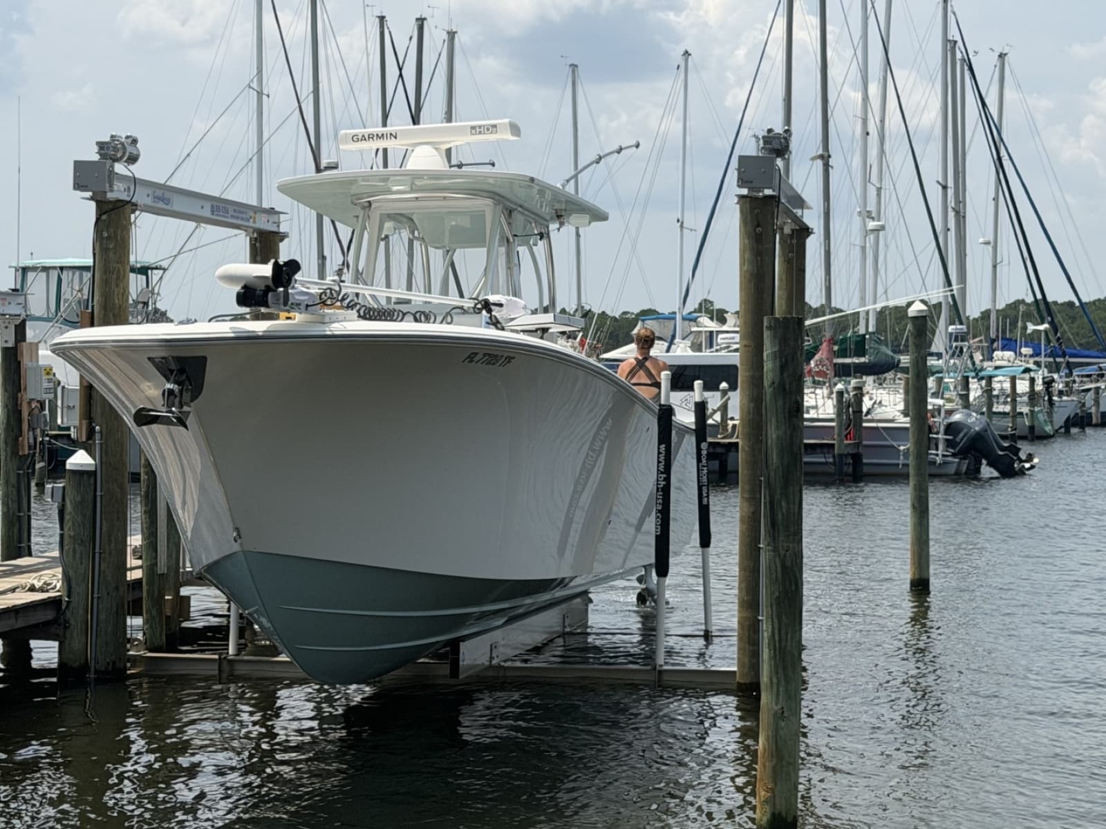 Front Runner 33 Center Console Bow Angle