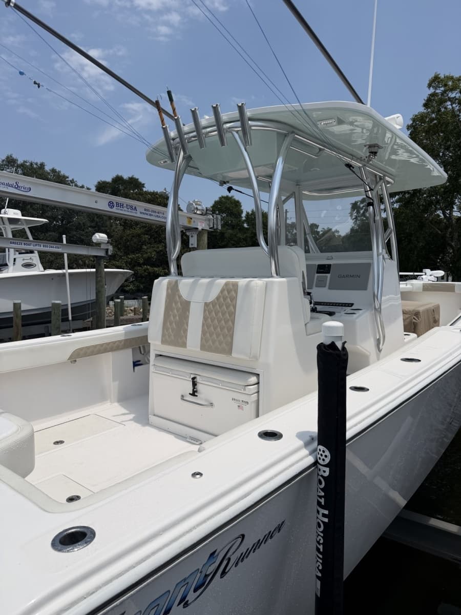 Front Runner 33 Helm Seating & Hardtop