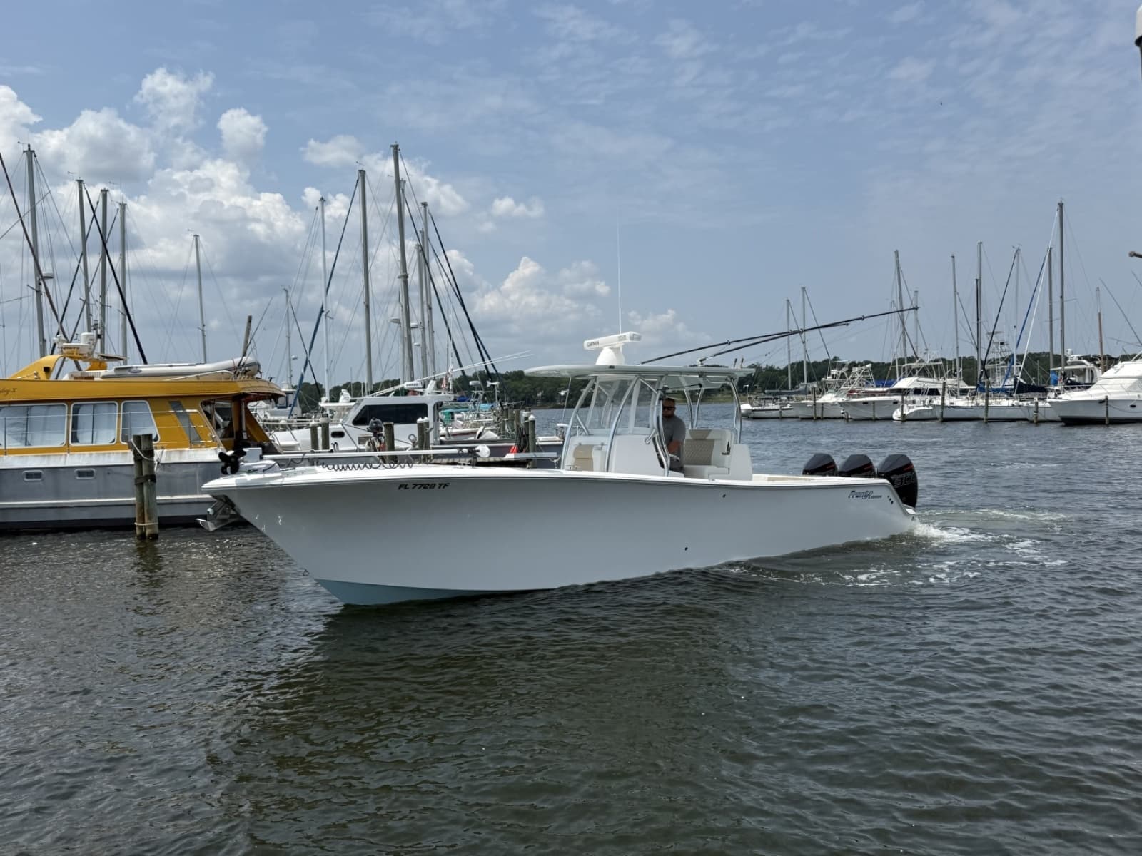 2022 Front Runner 33 CC Profile View