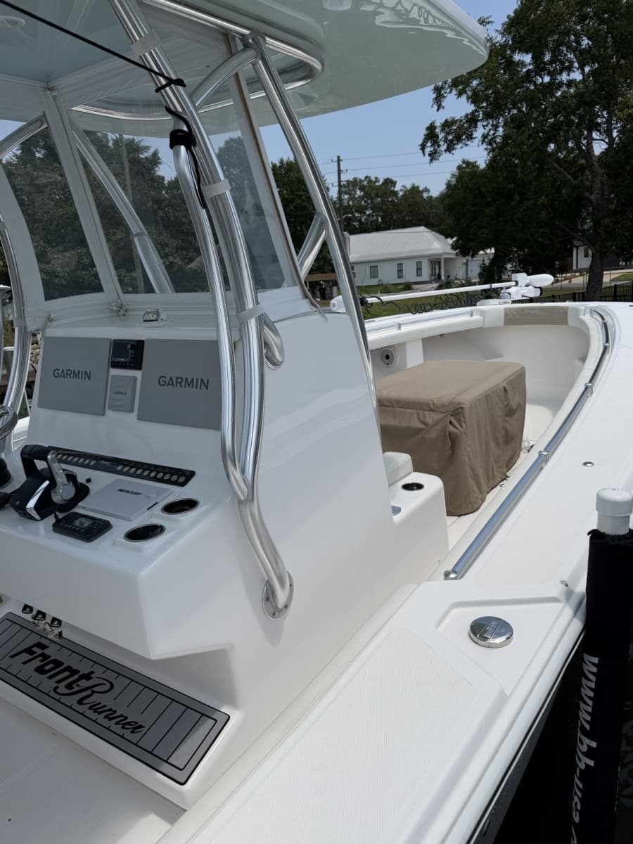 Front Runner 33 Center Console Walkaround Deck