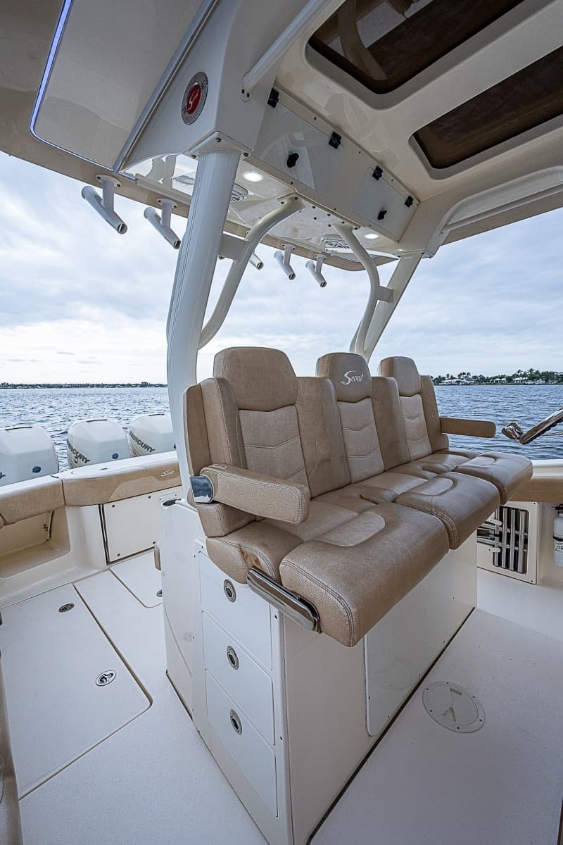 Scout 35 - WOLVERINE - Helm Seating