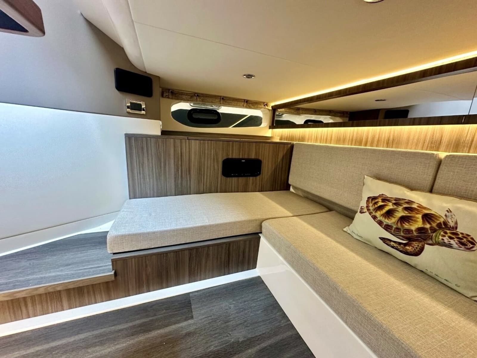 2022 Sea Ray 37 Sundancer 370 OB