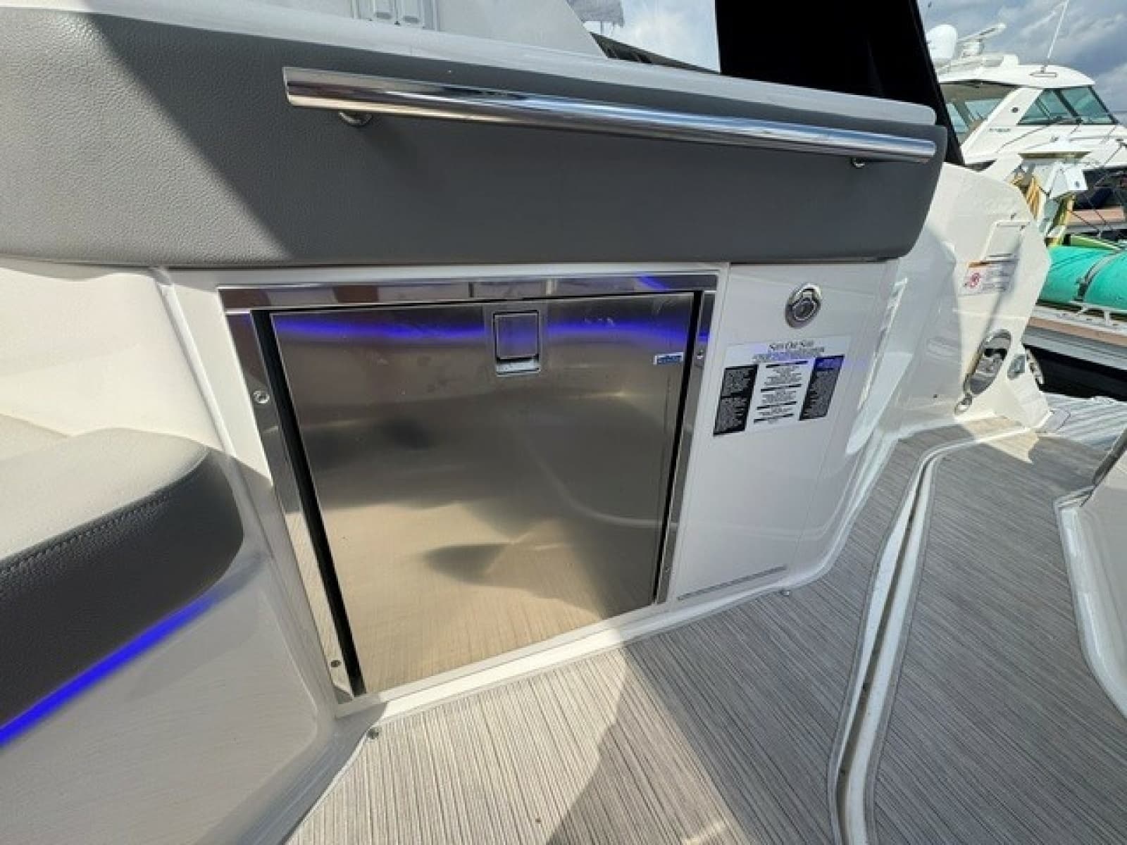 2020 Sea Ray 320 Sundancer