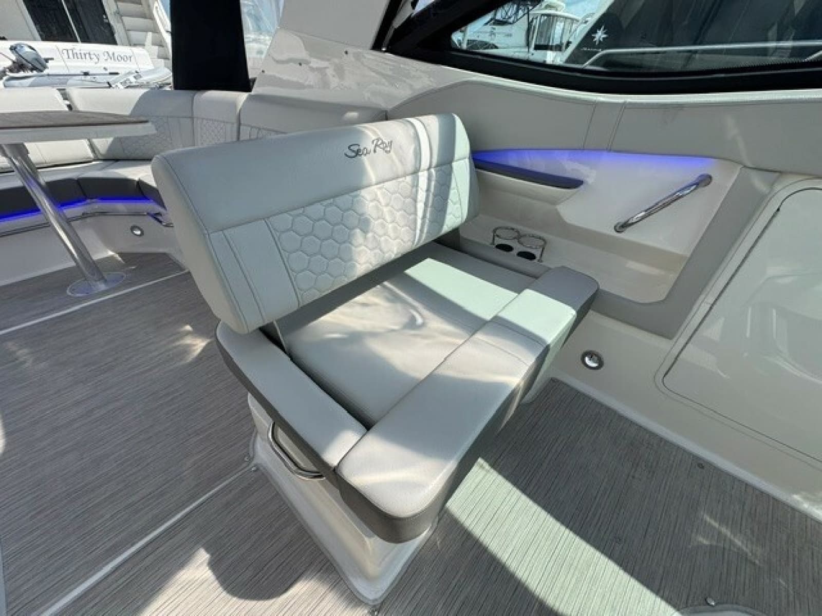 2020 Sea Ray 320 Sundancer
