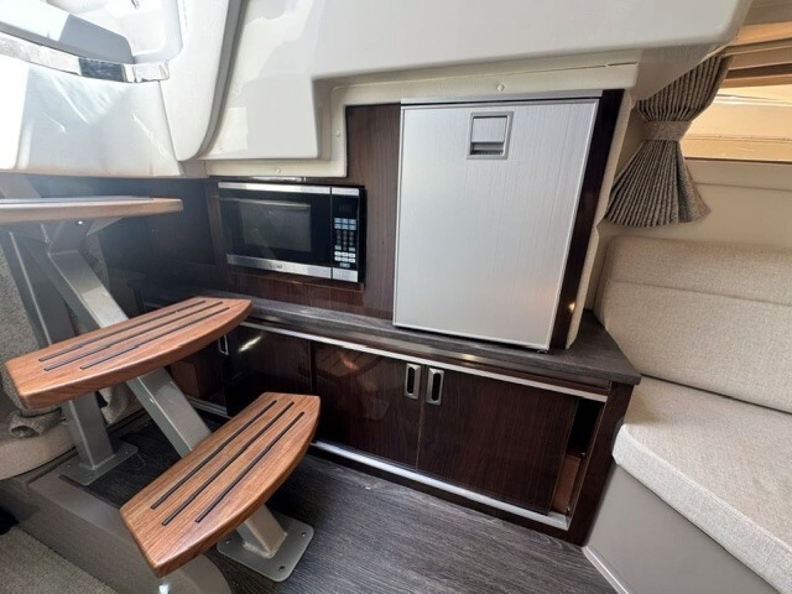 2020 Sea Ray 320 Sundancer