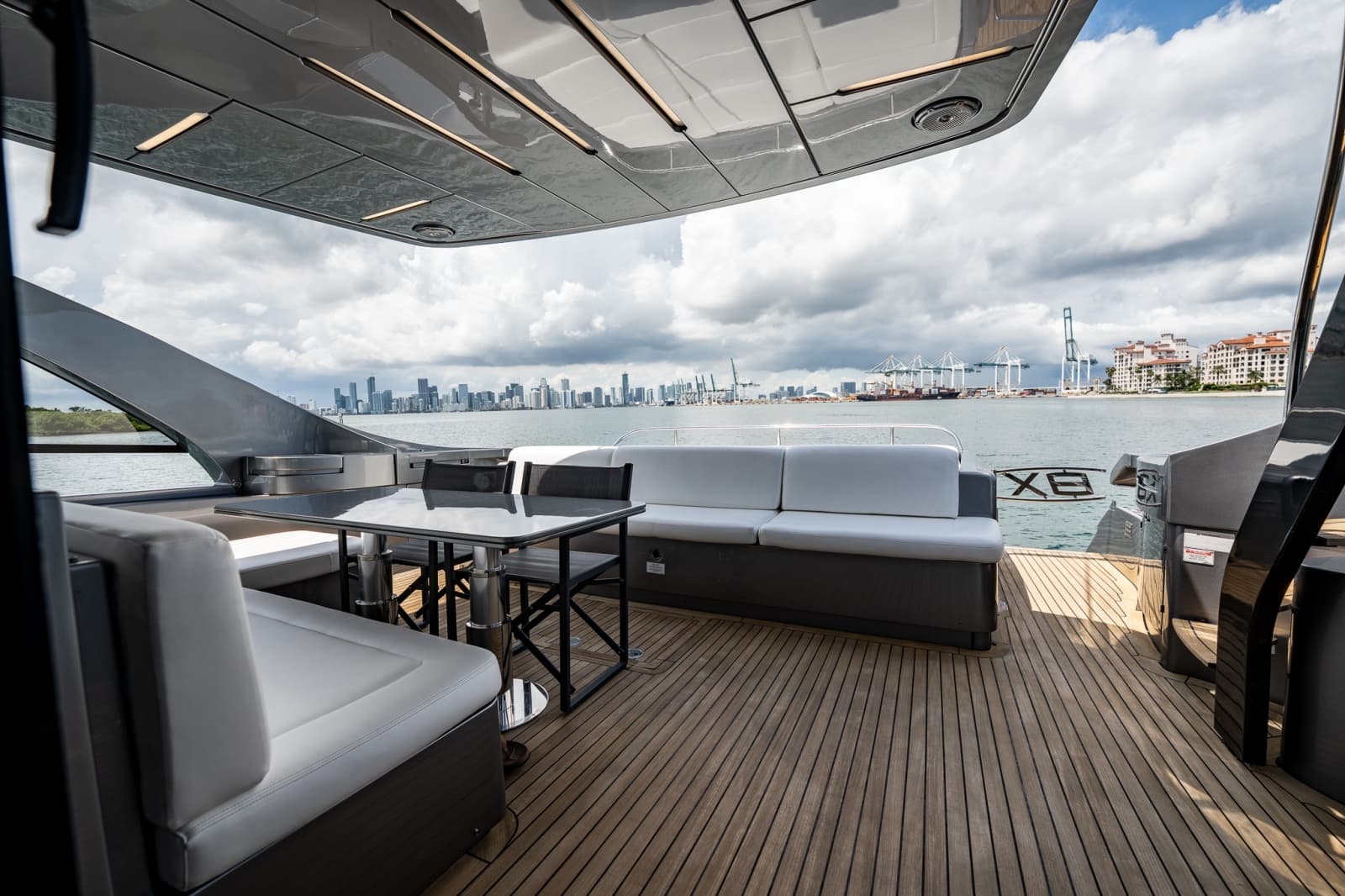 2019 Pershing 8X
