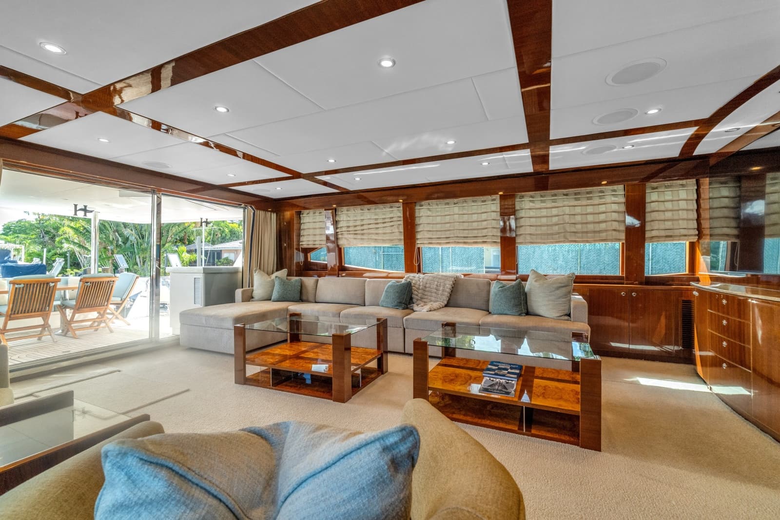 Salon Looking To Port