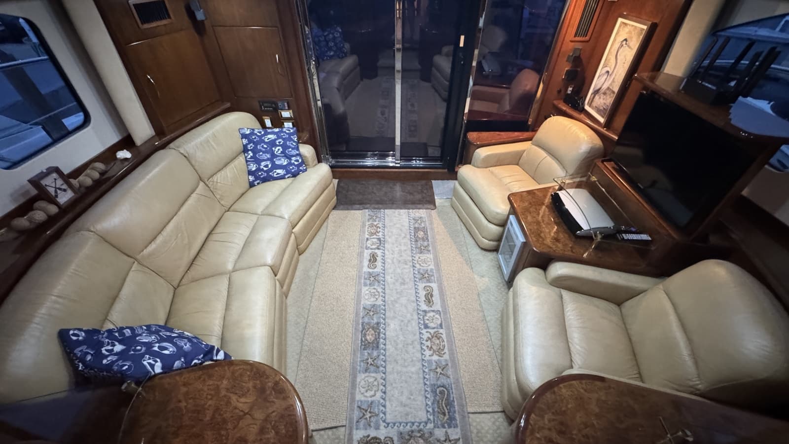 Salon Looking Aft