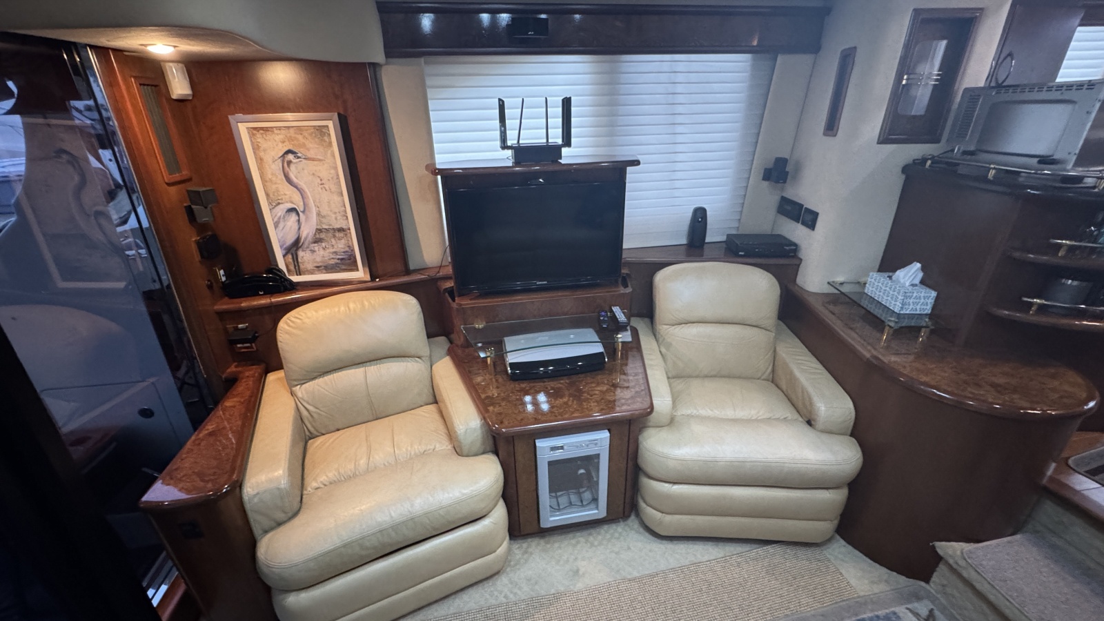 Salon Looking Port