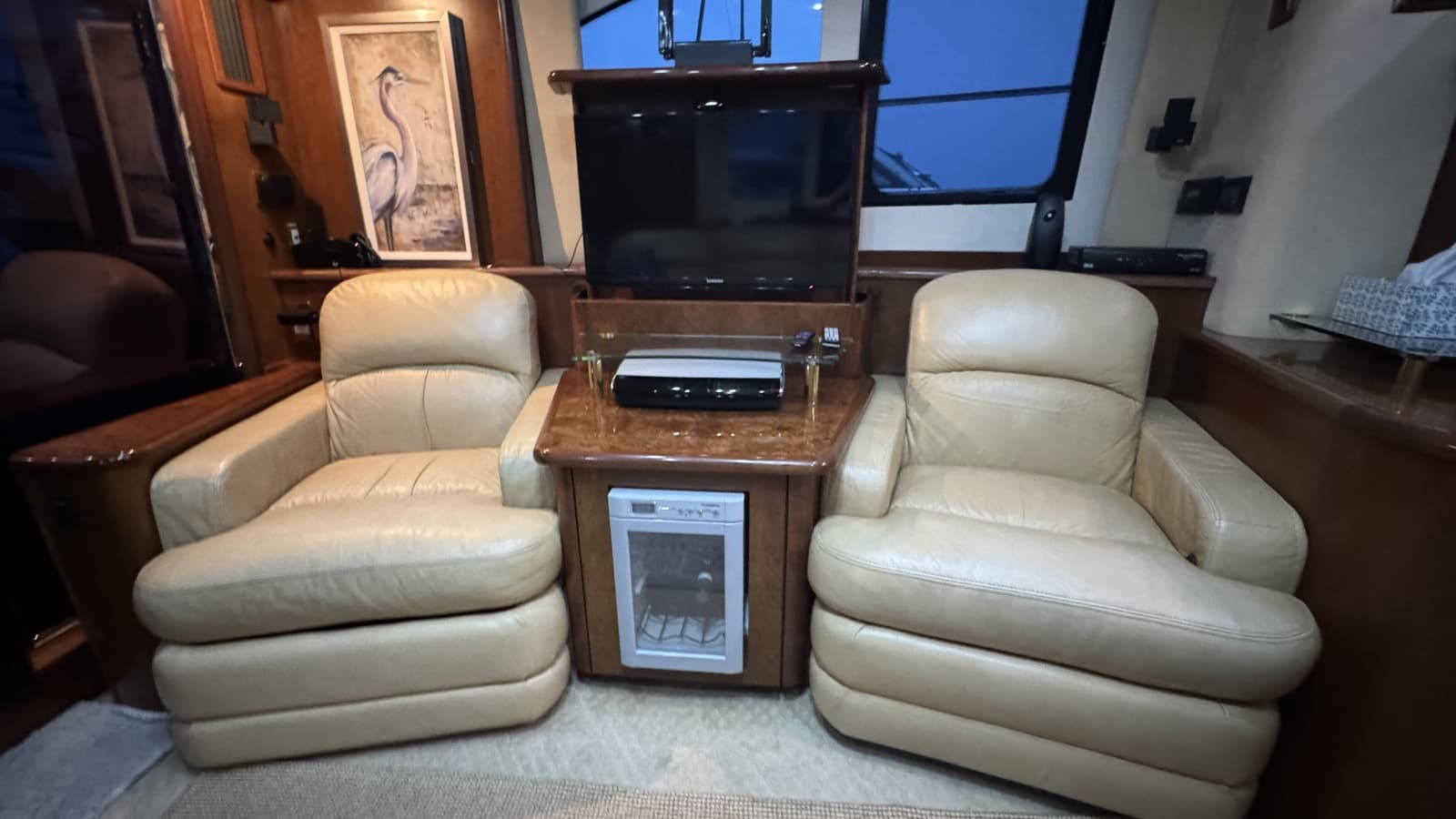 Salon Looking Port
