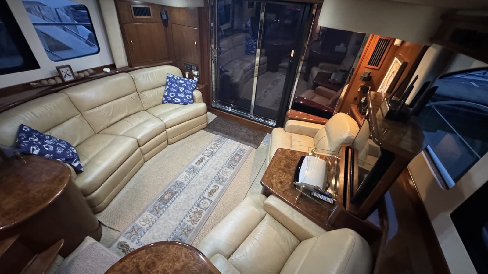 Salon Looking Aft