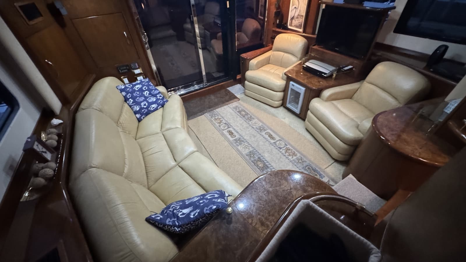 Salon Looking Aft