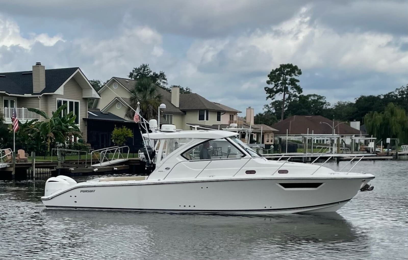2017 Pursuit 325 OS