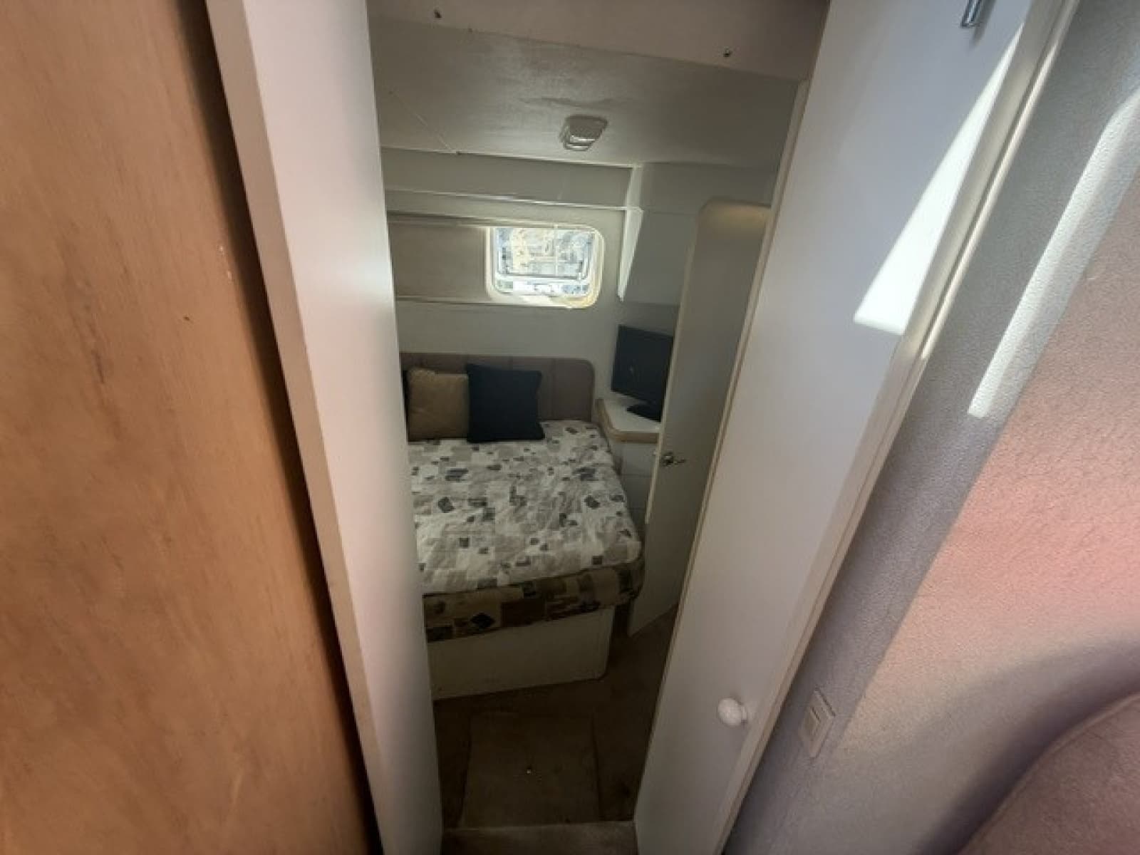 Aft stateroom access