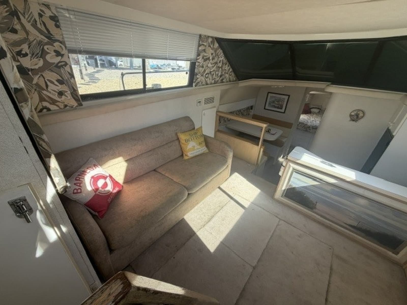 Salon portside