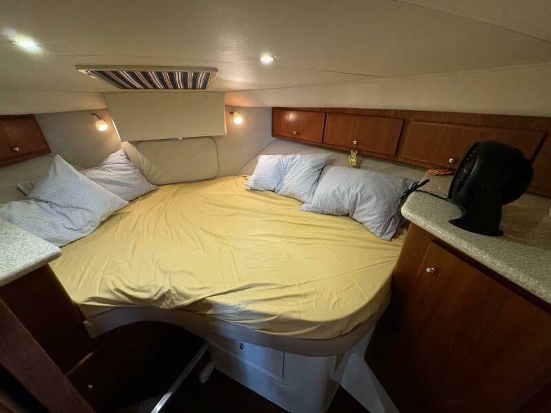 50 1999 Carver 406 Forward Stateroom