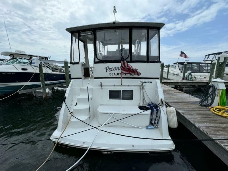 5 1999 Carver 406 Stern 21