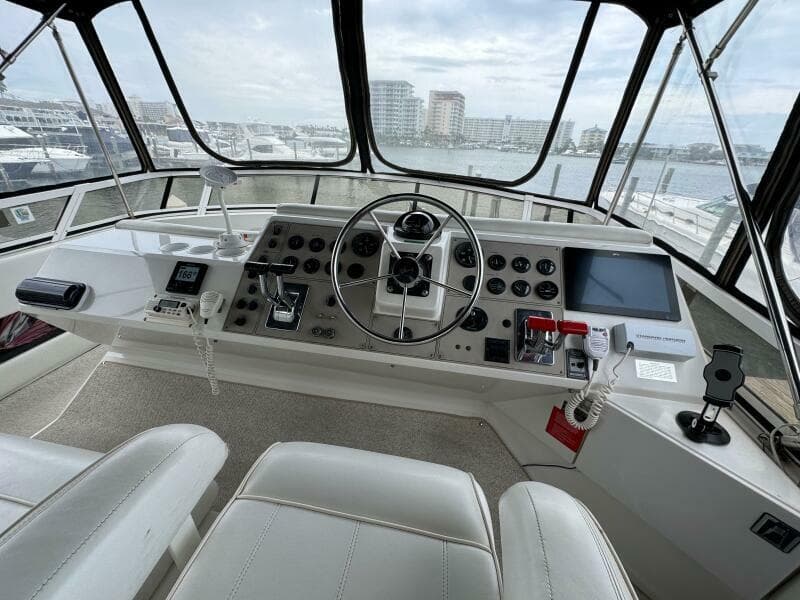23 1999 Carver 406 Flybridge View 2
