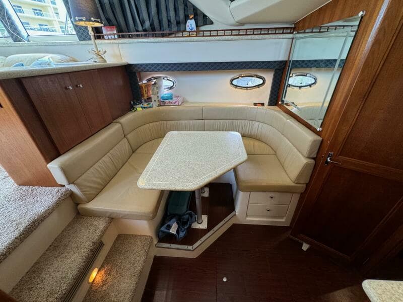 32 1999 Carver 406 Dinette