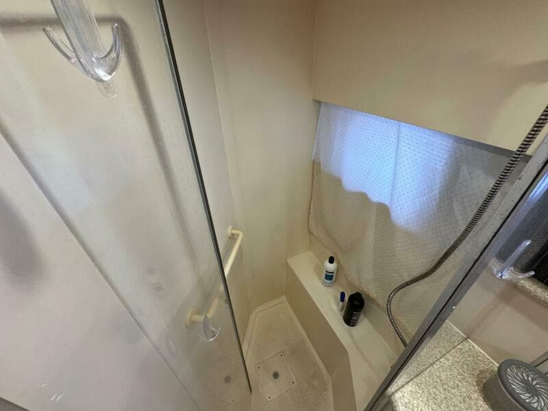 49 1999 Carver 406 Owners Shower